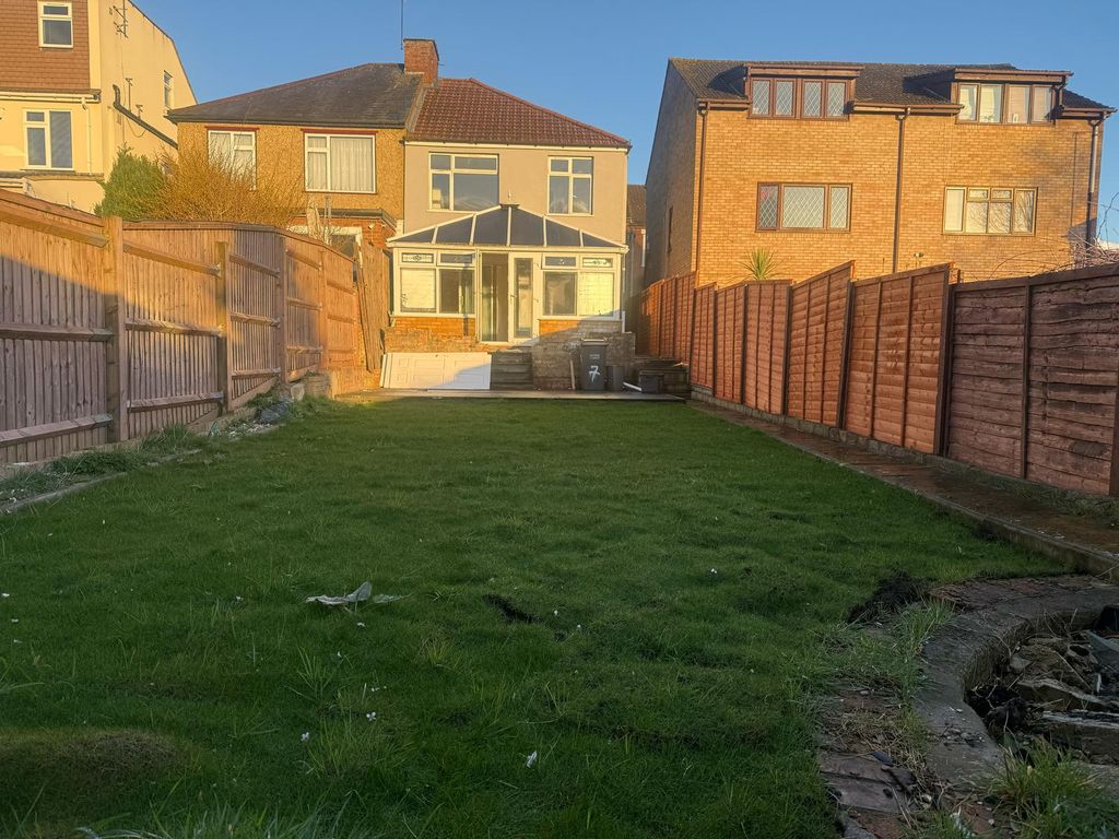 5 bed detached house to rentTalbot Road, Luton LU2