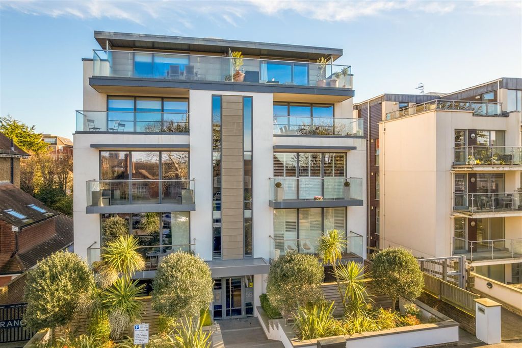 3 bed flat to rentPalmeira Avenue, Hove BN3