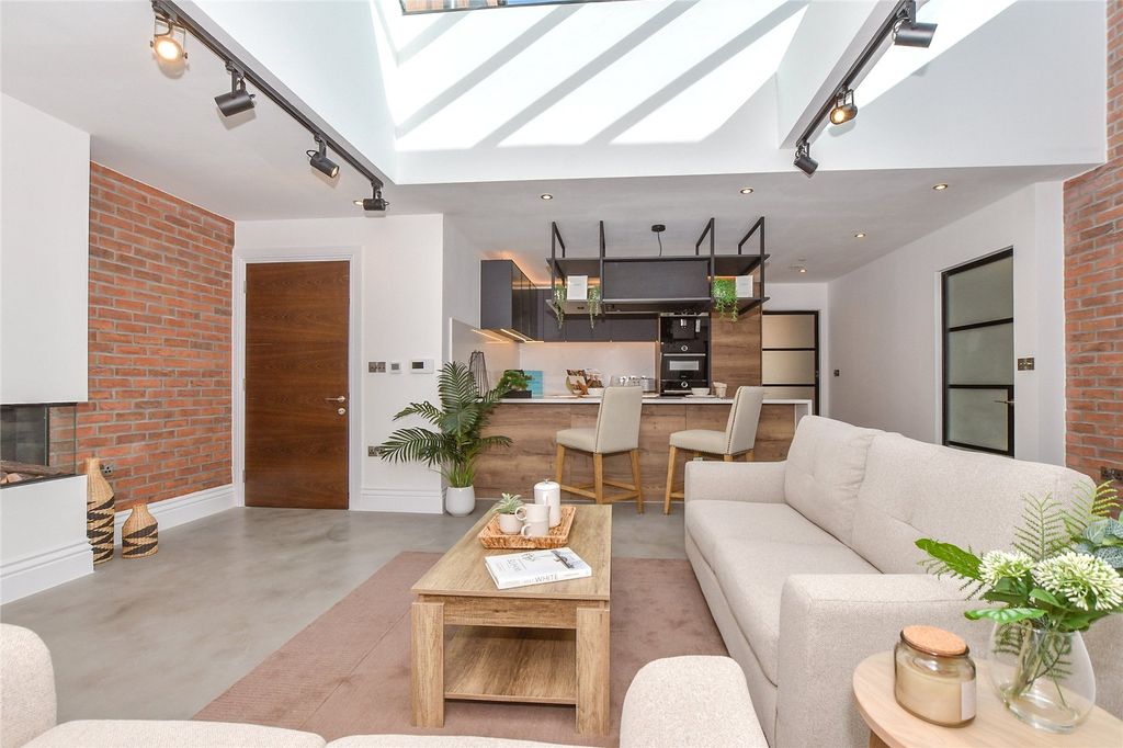 Additional image 2 of 3 bed flat for saleThe Carriage House, 88 Grosvenor Road, Tunbridge Wells, Kent TN1