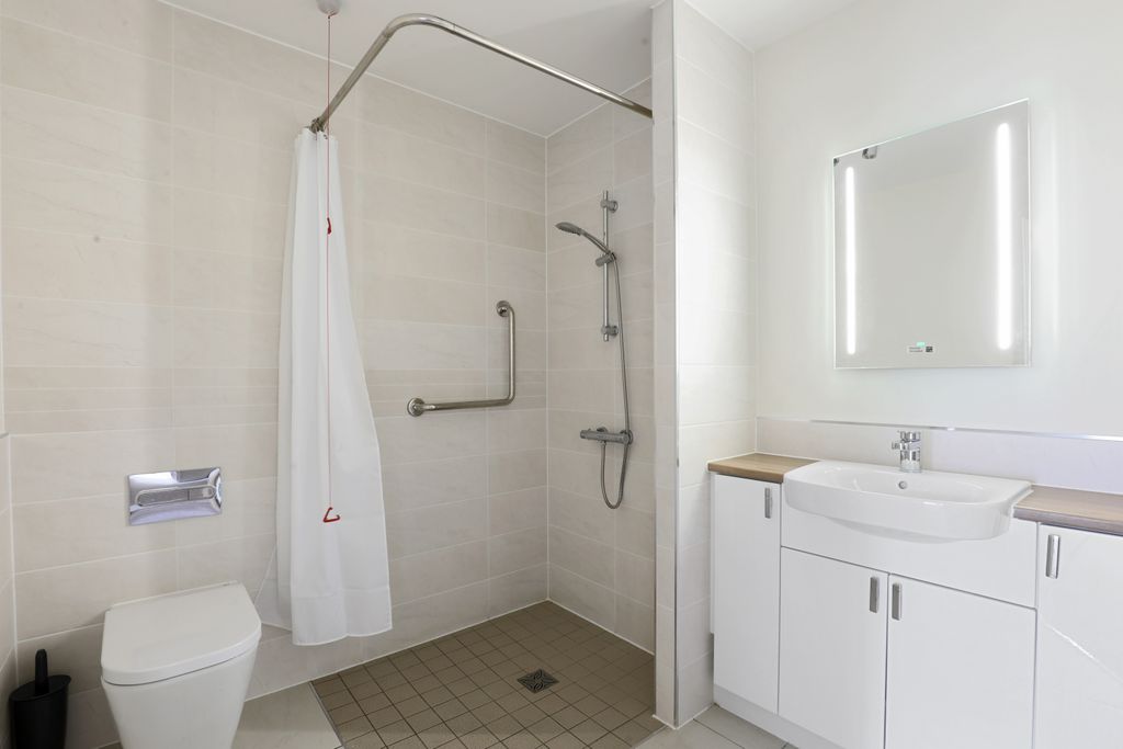2 bed flat to rentSt. Ann Way, The Docks, Gloucester GL2 photo 3