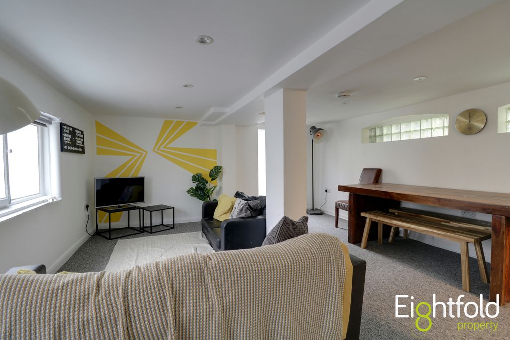 7 bed terraced house to rentCross Street, Hove BN3