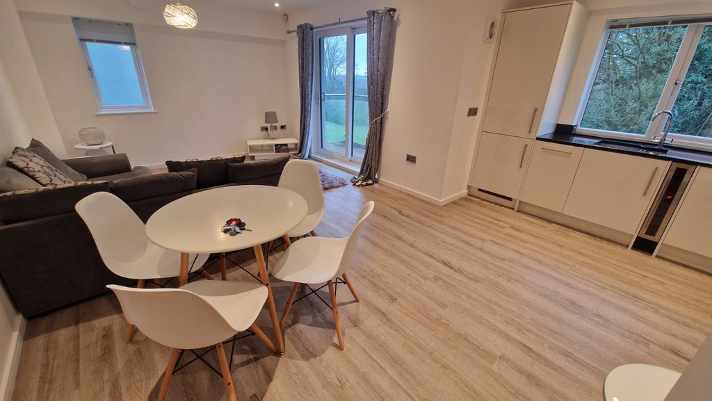 Additional image 2 of 2 bed flat to rentWightwick Court, Wolverhampton, West Midlands WV6