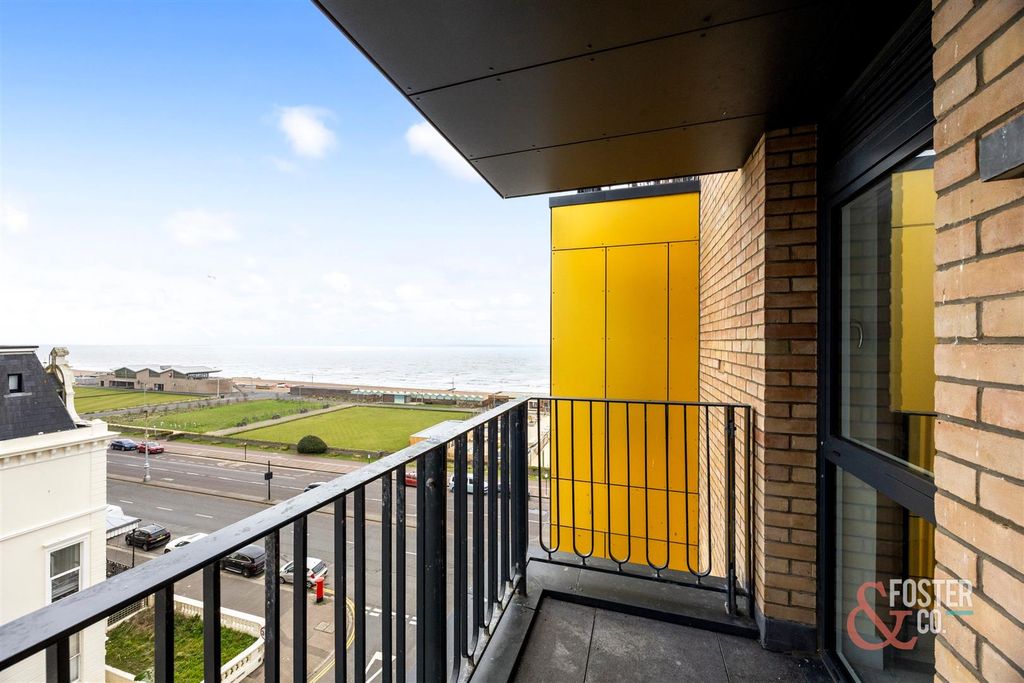2 bed flat for saleKingsway, Hove BN3 photo 3
