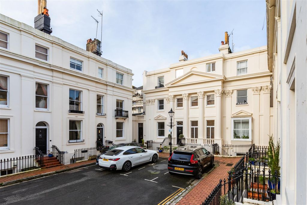 5 bed detached house to rentLansdowne Square, Hove BN3