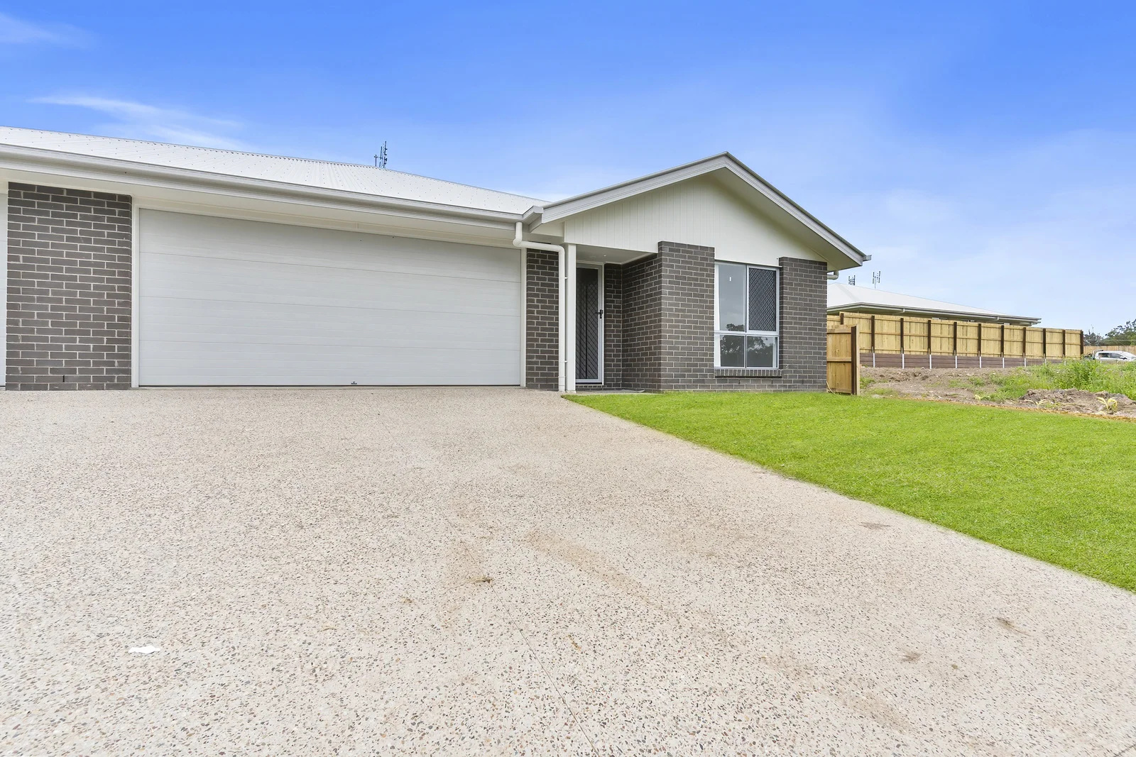 2/8a Echidna La, Southside QLD 4570