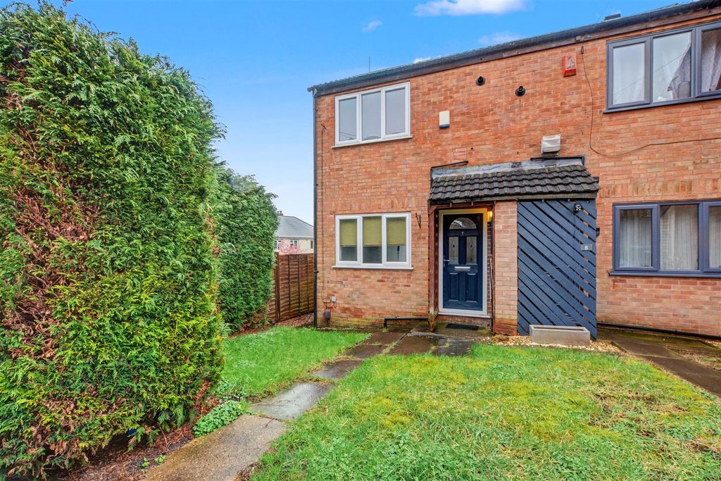 2 bed end terrace house to rentHighgate Close, Carlton, Nottingham NG4