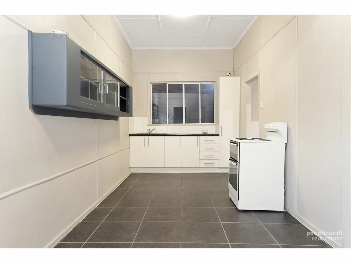 Additional image 4 of Upstairs/22 Upper Dawson Road, Allenstown QLD 4700