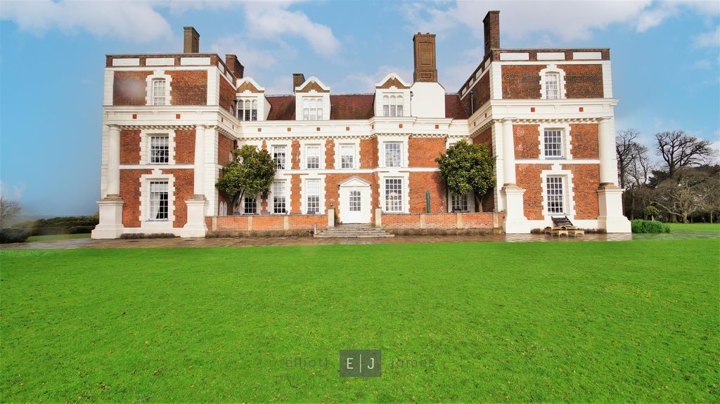 4 bed flat to rentHill Hall, Theydon Mount, Epping CM16