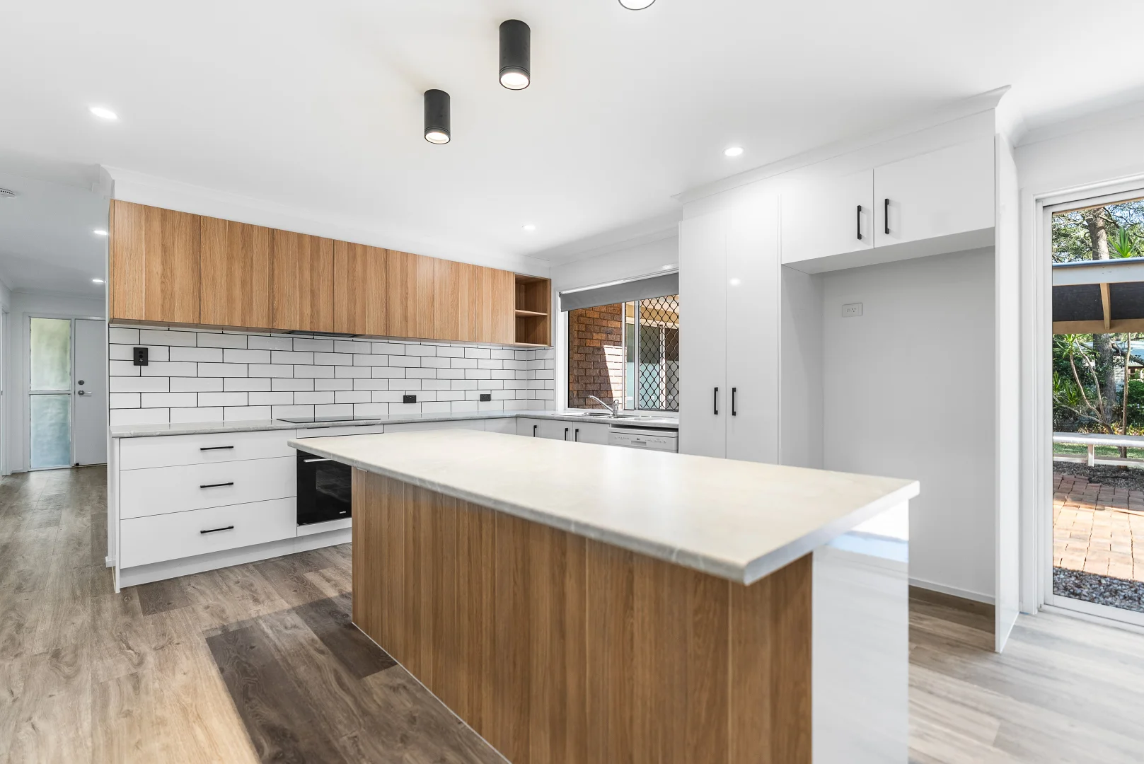 118-120 Eildon Cl, Munruben QLD 4125 photo 2