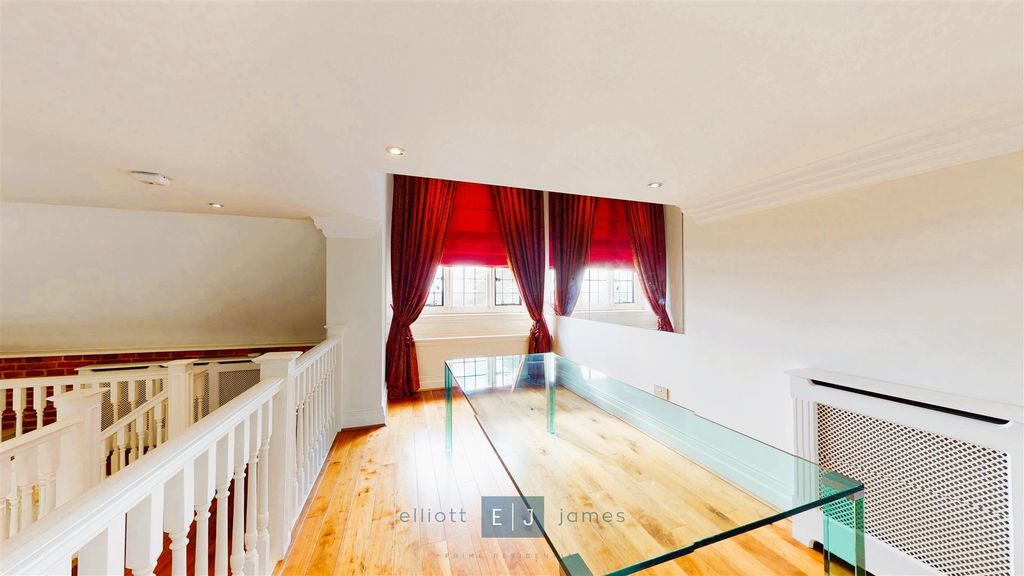 4 bed flat to rentHill Hall, Theydon Mount, Epping CM16 photo 3
