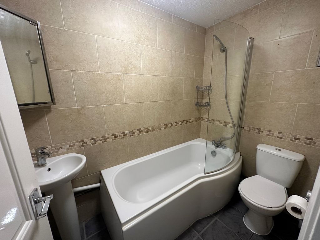 Additional image 4 of 2 bed property to rentHooke Close, Poole BH17