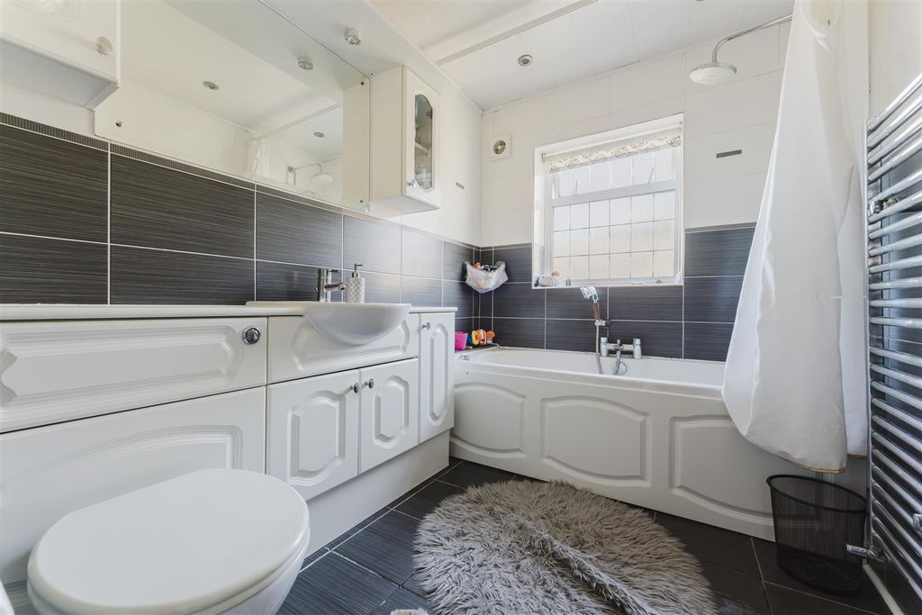 Additional image 19 of 5 bed detached house to rentWellesley Avenue, Iver SL0