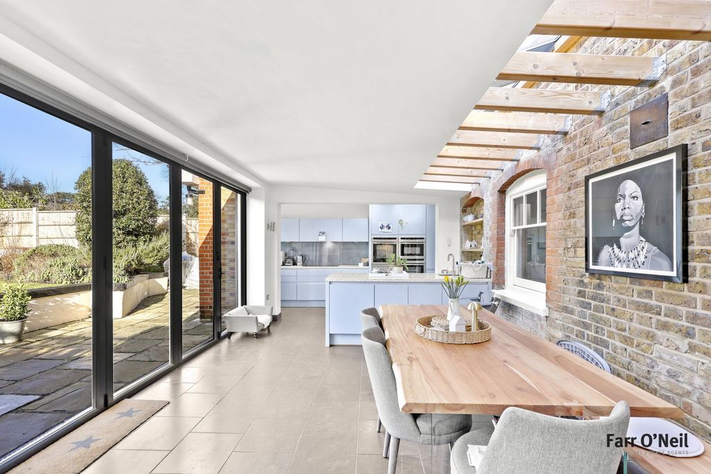 Additional image 11 of 5 bed semi-detached house to rentKings Avenue, Buckhurst Hill IG9