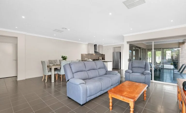 12 Clematis Crescent, Manor Lakes VIC 3024 photo 4