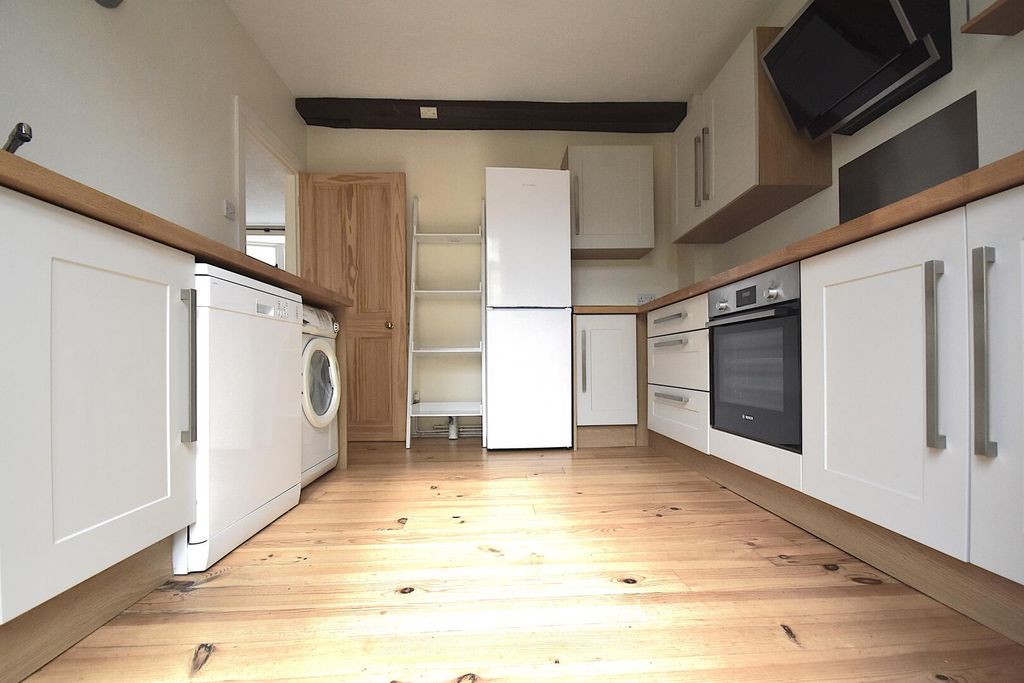 Additional image 2 of 3 bed property to rentHigh Street, Carisbrooke, Newport PO30