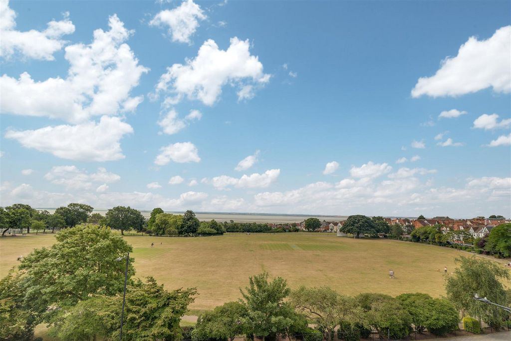 Additional image 12 of 2 bed flat to rentLondon Road, Westcliff-On-Sea SS0