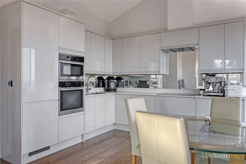 Additional image 7 of 2 bed flat to rentPalmerston Road, Buckhurst Hill, Essex IG9