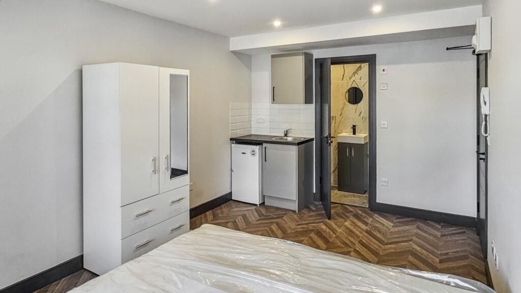 Additional image 2 of 6 bed town house to rentYork Avenue, Slough SL1