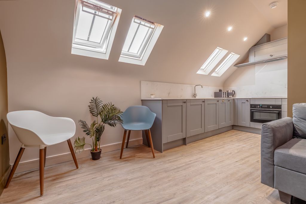 3 bed flat to rentHigh Street, Bristol BS9