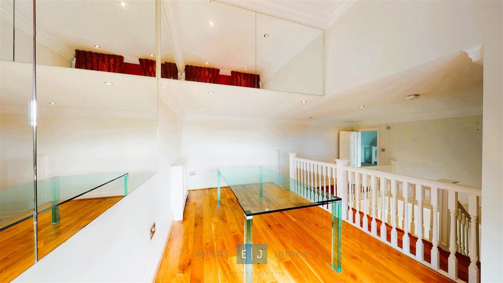 4 bed flat to rentHill Hall, Theydon Mount, Epping CM16 photo 4