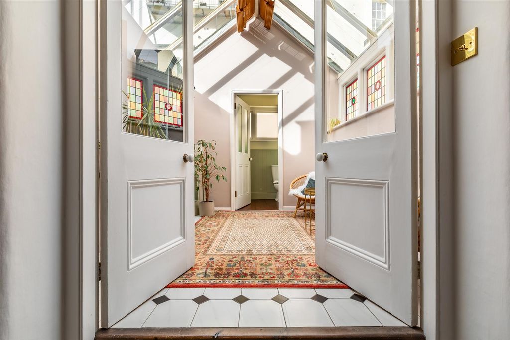 Additional image 3 of 5 bed detached house to rentLansdowne Square, Hove BN3