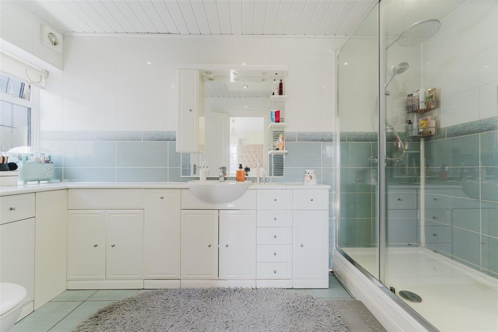 Additional image 9 of 5 bed detached house to rentWellesley Avenue, Iver SL0