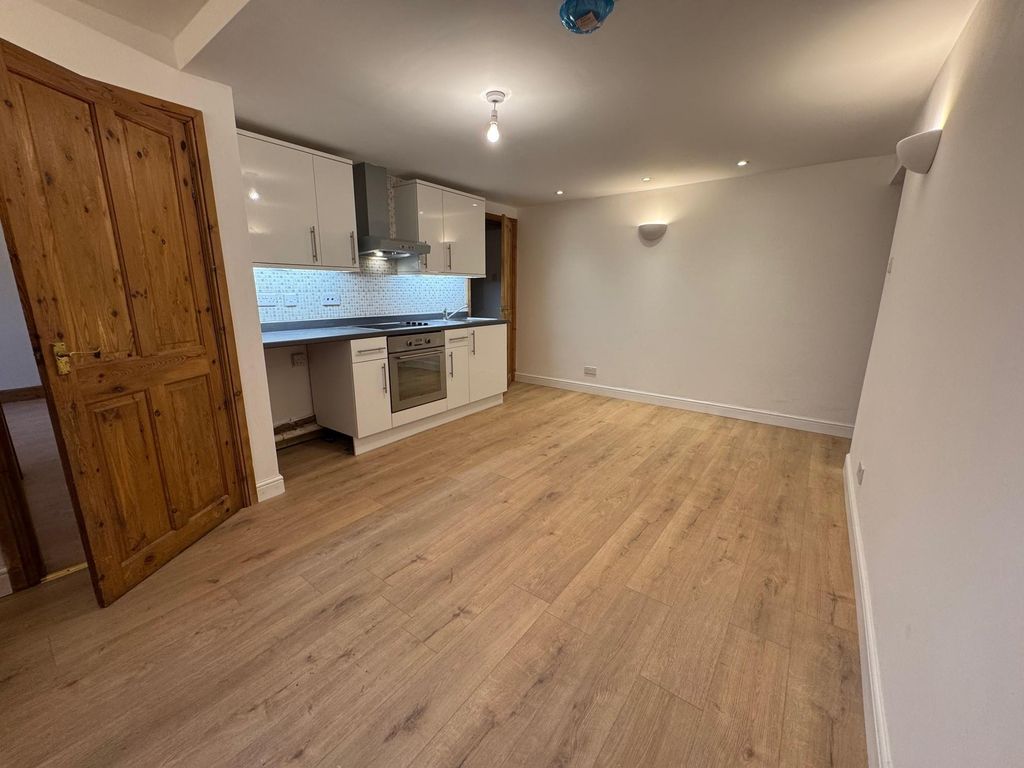 2 bed flat to rent11 Biggiesknowe, Peebles EH45 photo 2
