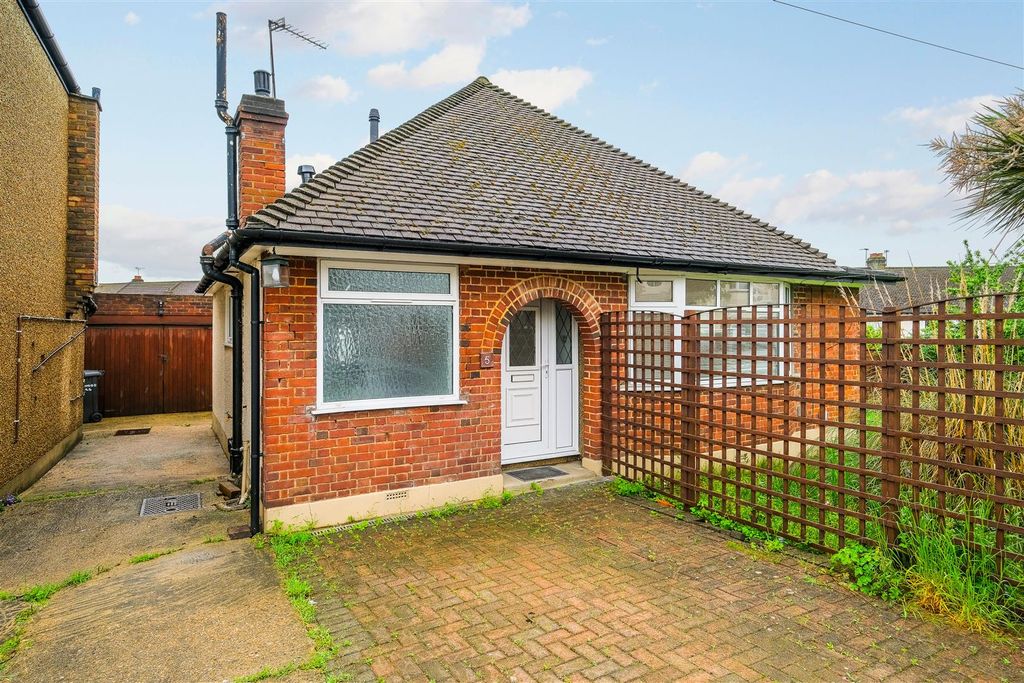 2 bed detached bungalow to rentOakwood Hill, Loughton IG10