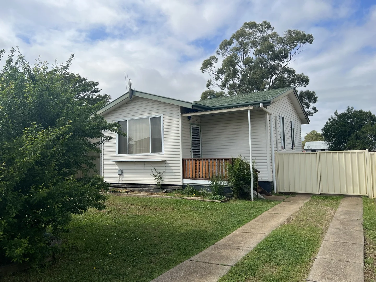 9 GLASSON STREET-PART FURNISHED, Wellington NSW 2820