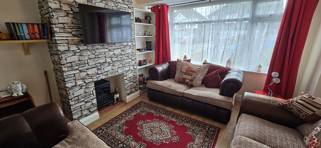 Additional image 2 of 3 bed semi-detached house to rentKingswood Road, Watford, Hertfordshire WD25