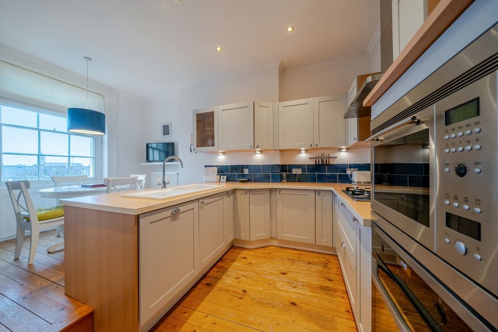 Additional image 2 of 1 bed flat to rentClarence Square, Cheltenham GL50
