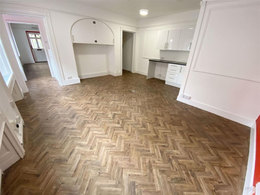 Additional image 5 of Retail premises to rentSt. Thomas' Square, Newport PO30