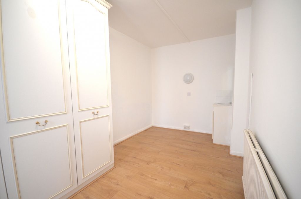 9 bed shared accommodation to rentCrownfield Avenue IG27Rr IG2 photo 3