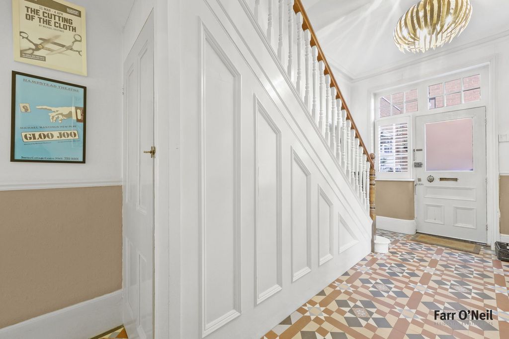 Additional image 5 of 5 bed semi-detached house to rentKings Avenue, Buckhurst Hill IG9