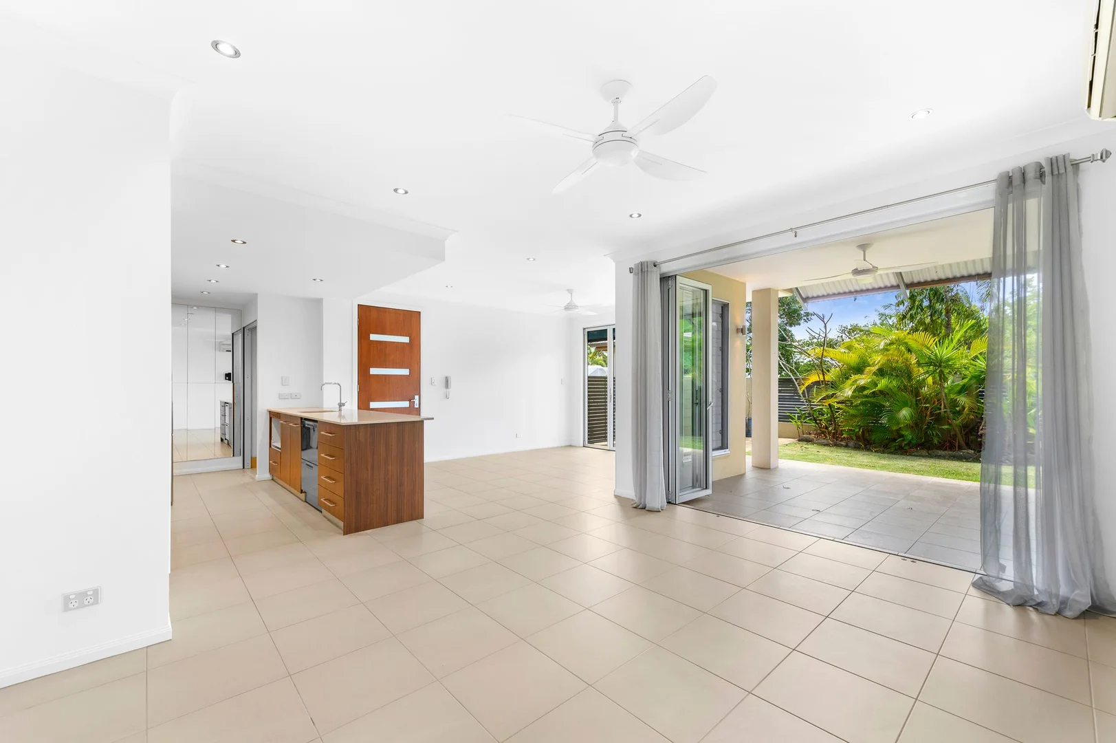 1/110 Harbour Drive, Trinity Park QLD 4879 photo 2