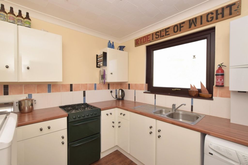 Additional image 2 of 2 bed flat to rentAlexandra Road, Ryde PO33