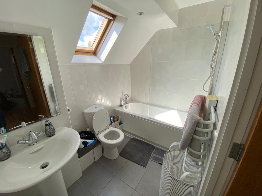 2 Bed Flat, The Junxion, LS5, N1 7GU photo 4