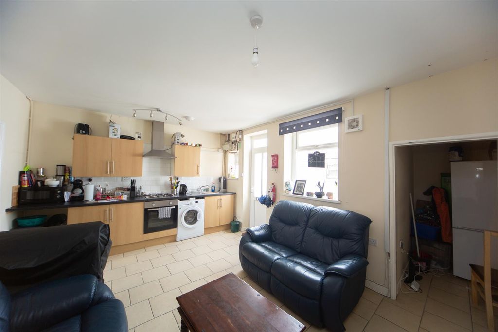 3 bed terraced house to rentRaymond Terrace, Treforest CF37
