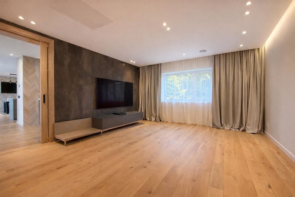 Additional image 5 of 4 bed detached house to rentCleeve Hill, Cheltenham GL52