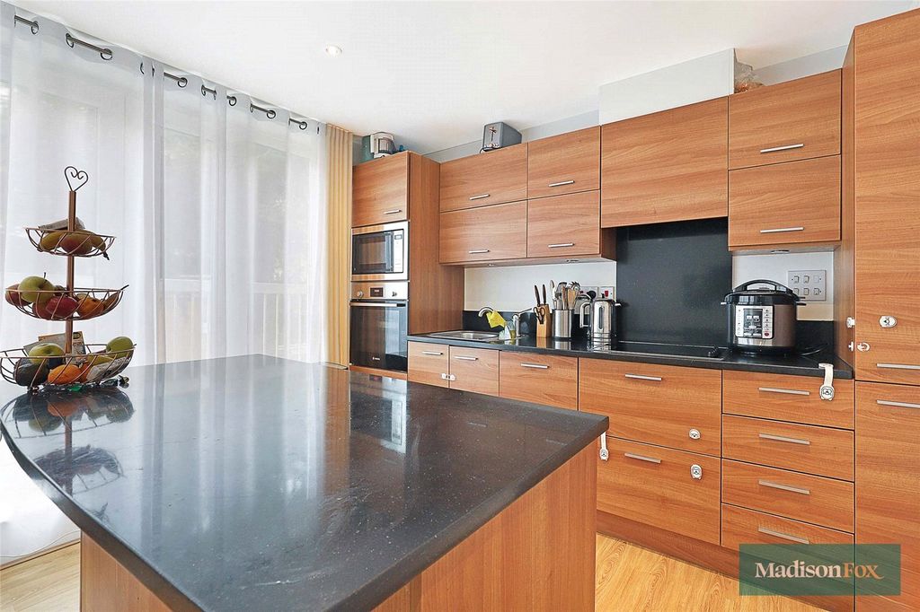Additional image 4 of 2 bed flat to rentHigh Road, Buckhurst Hill, Essex IG9