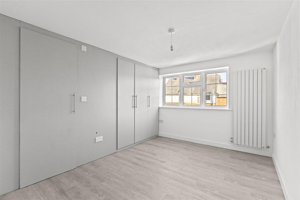 Additional image 11 of 4 bed semi-detached house to rentBrockenhurst Road, Ascot SL5