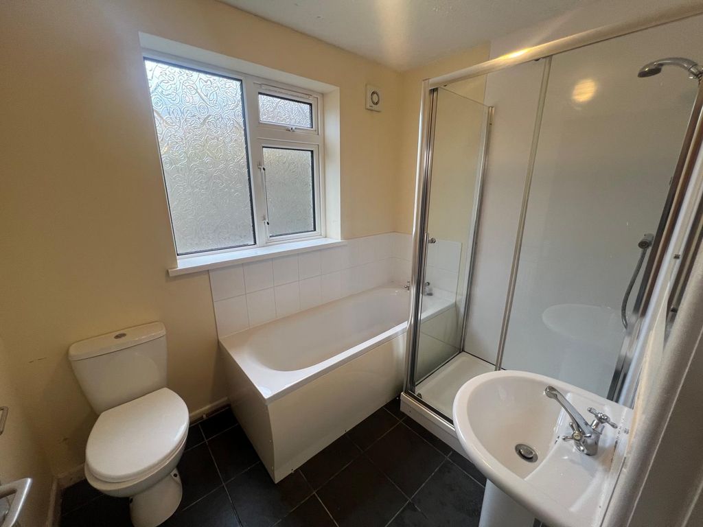 3 bed shared accommodation to rentCrymlyn Street, Swansea SA1 photo 5
