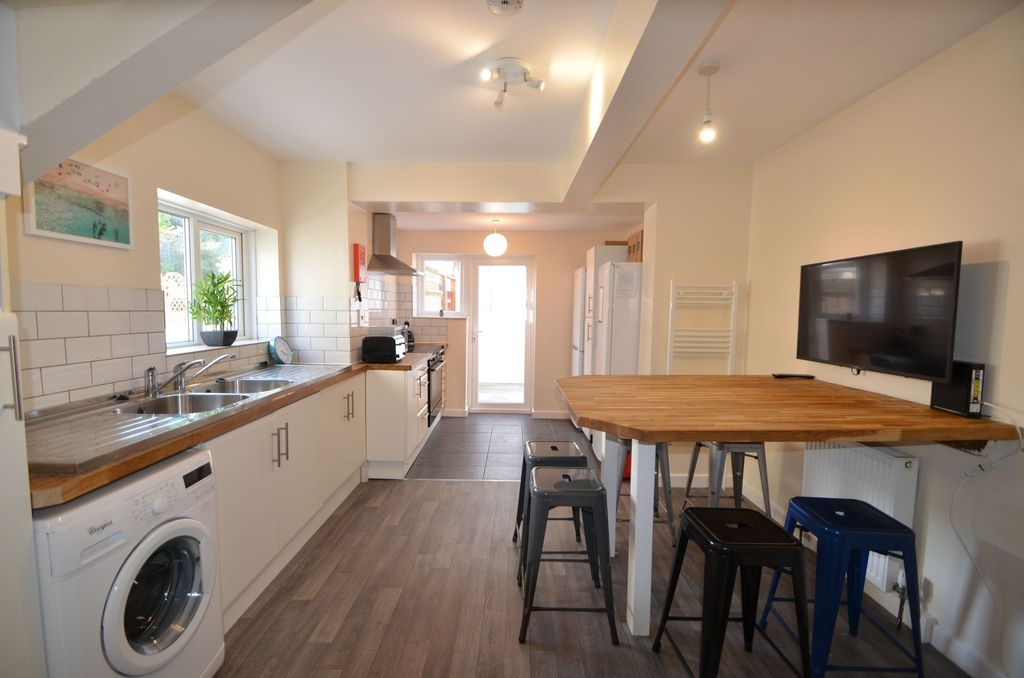 Additional image 11 of 7 bed semi-detached house to rentUpper Bevendean Avenue, Brighton BN2