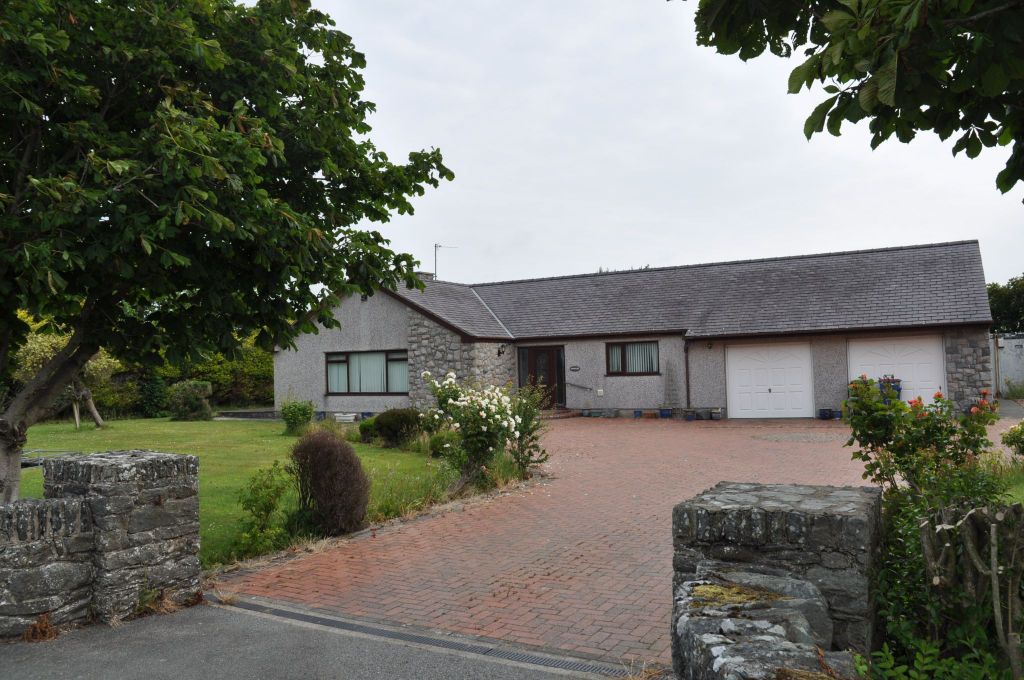3 bed bungalow to rentCaergeiliog, Holyhead LL65