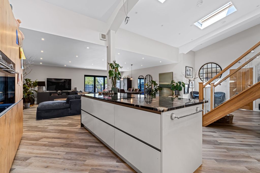 4 bed barn conversion to rentCold Pool Lane, Badgeworth GL51 photo 3