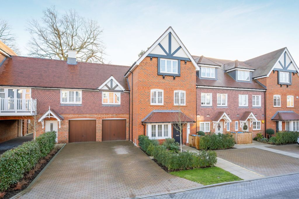 4 bed terraced house to rentMartin Avenue, Sunninghill SL5
