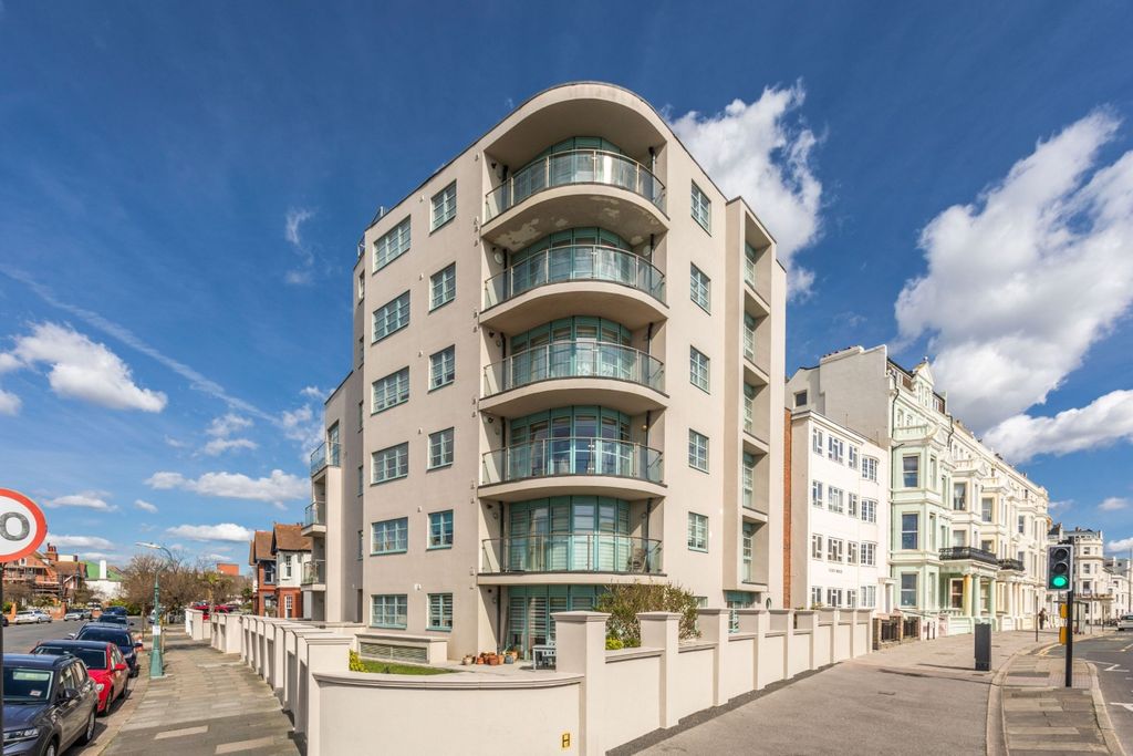 3 bed flat to rentVallance Gardens, Hove, East Sussex BN3