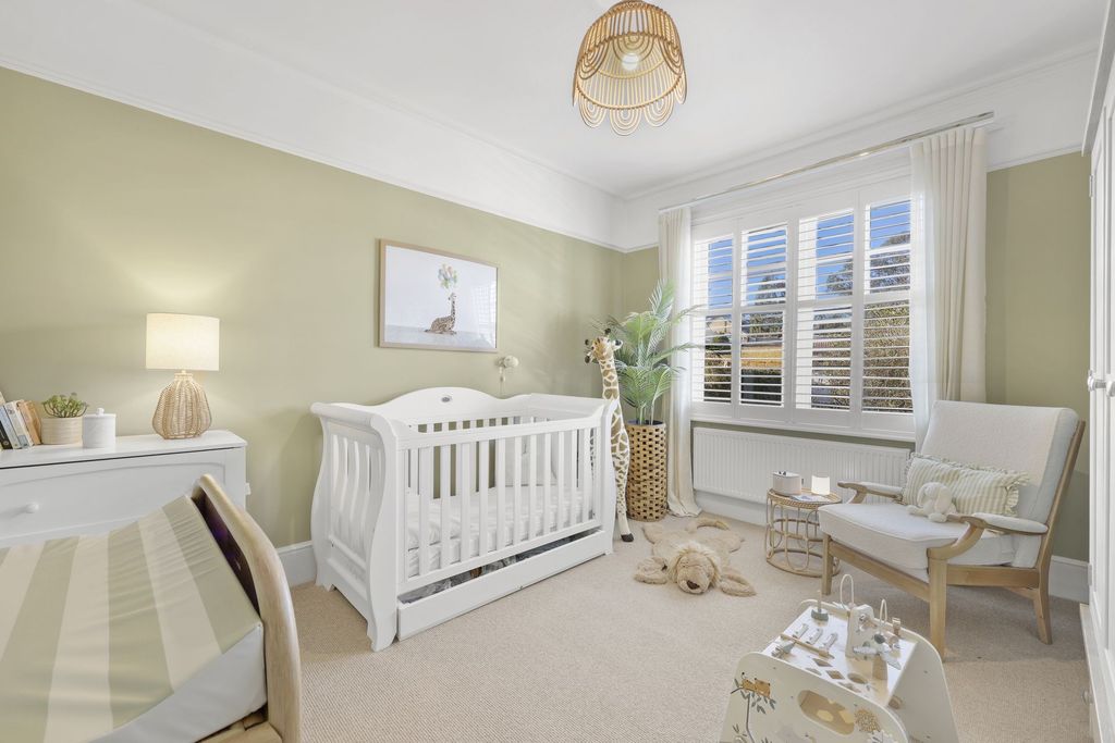 Additional image 29 of 5 bed semi-detached house to rentKings Avenue, Buckhurst Hill IG9