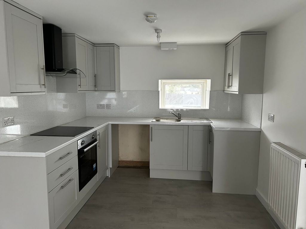 Additional image 3 of 2 bed flat to rentNew Road, Skewen SA10