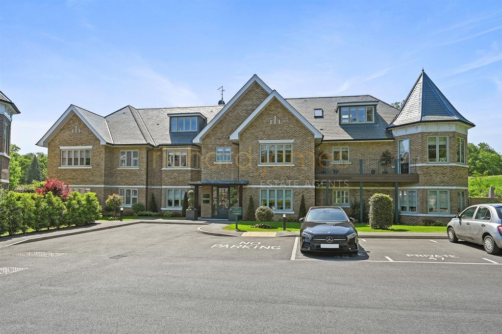 3 bed flat to rentElizabeth Grove, Bushey Heath WD23